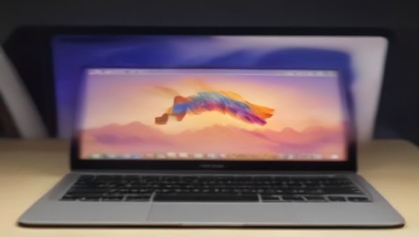 一位自由职业者在咖啡馆用无码在线查找行业资讯，MacBook屏幕显示着内容导航的专题分类，窗外是城市街景